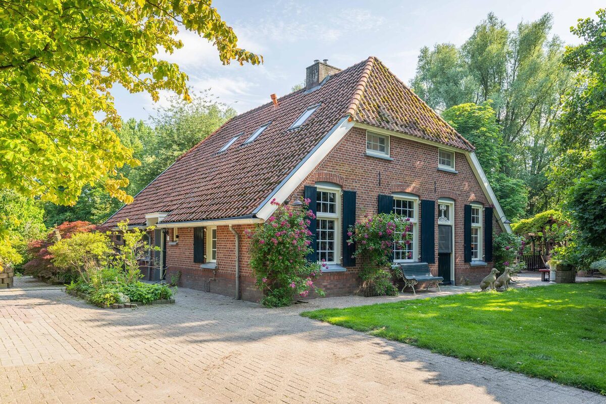 Woonboerderij Erve Eusterhof bij Barchem, met rozen tegen de gevel